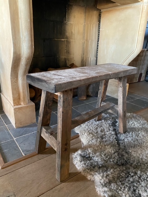 Cerebrum tent Doe mee oud houten bankje 't Maaseiker Woonhuys - Maaseikerwoonhuys